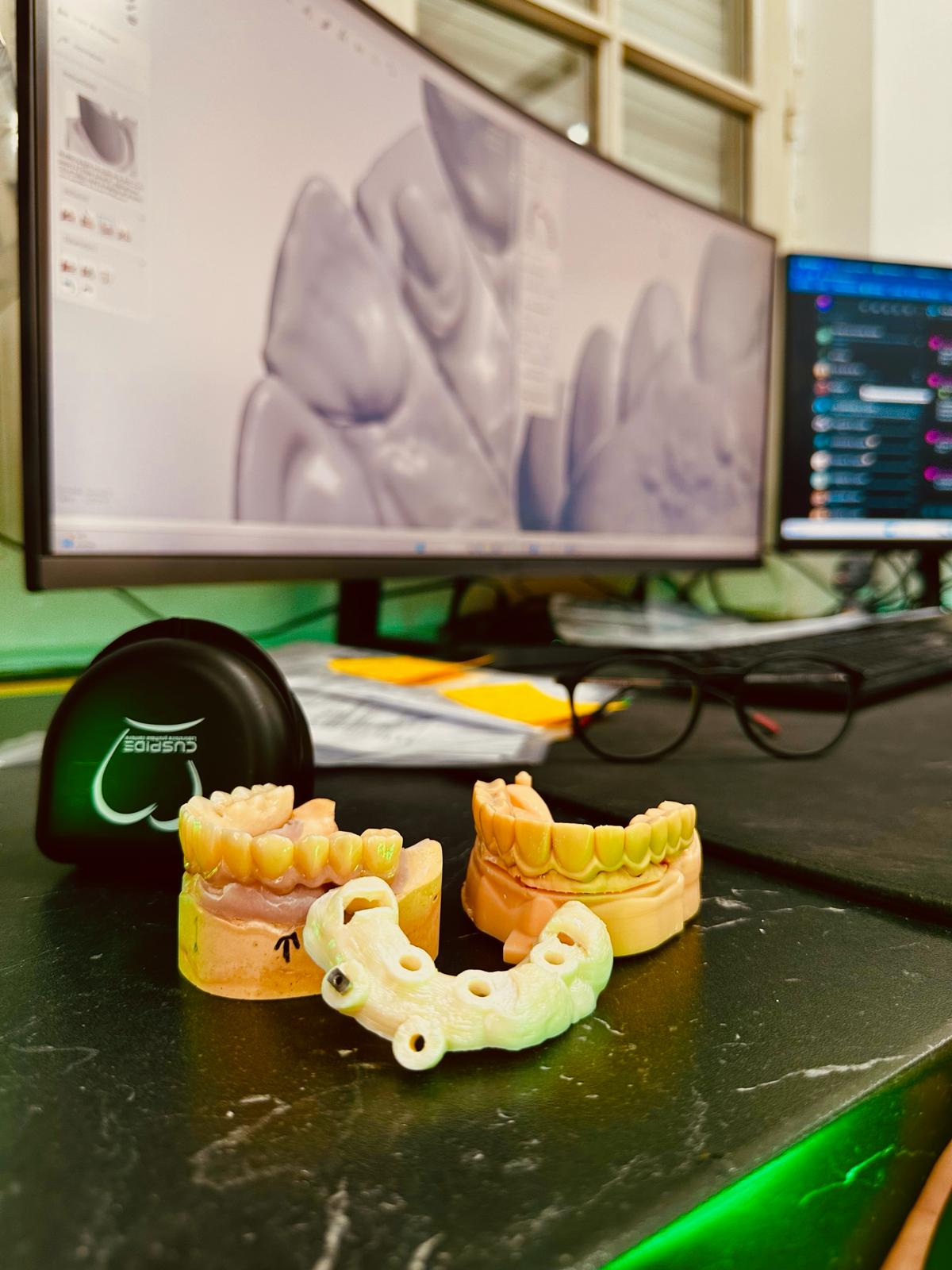 Photo d'un bureau d'un designer de prothèses dentaires