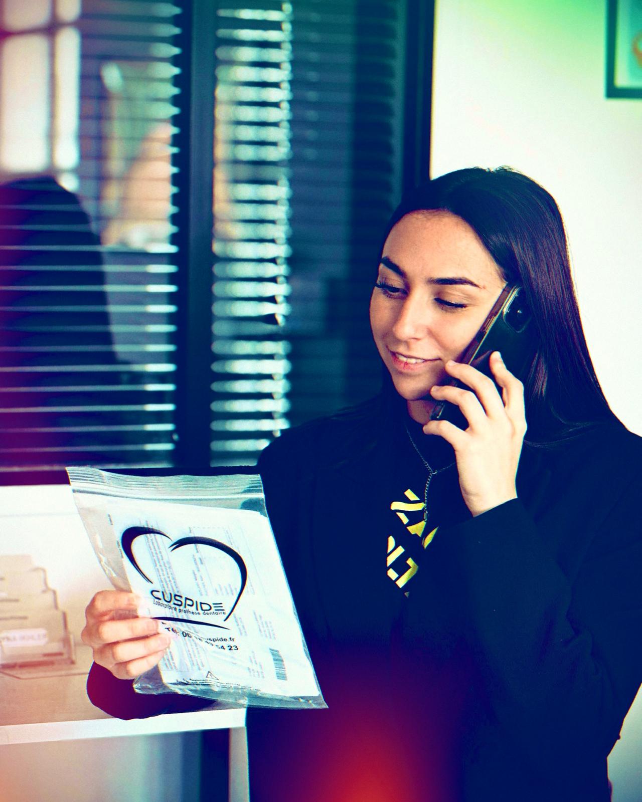 Equipier au téléphone étudiant un bon de commande